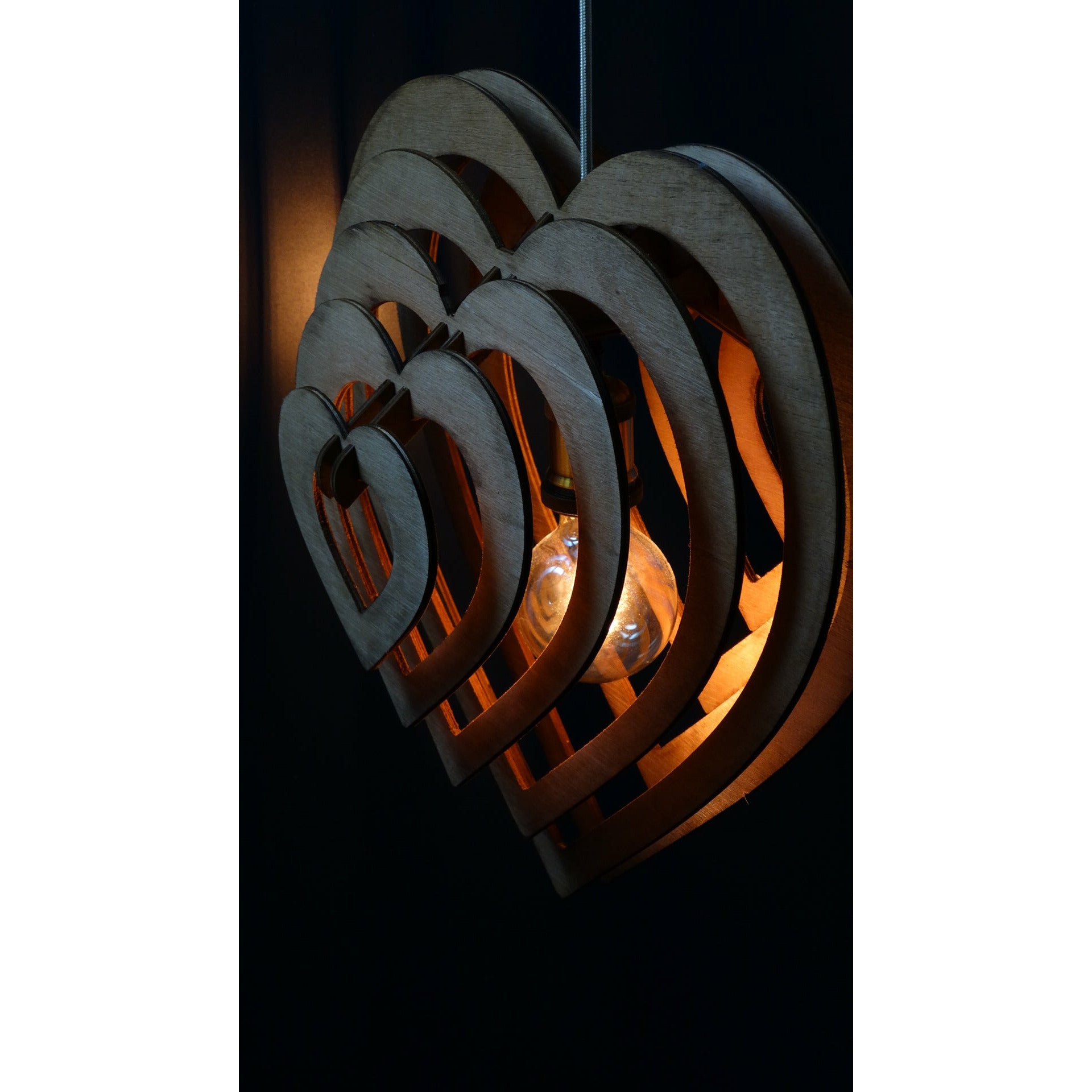 Lustra din lemn- Love