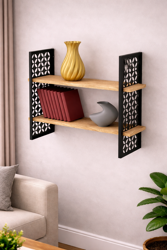 Set rafturi de perete din lemn cu finisaj stejar și suport metalic negru traforat cu model geometric.